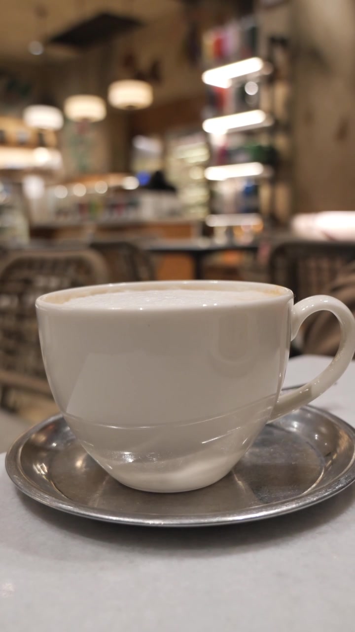 Persona che prende una tazza di caffè in un bar