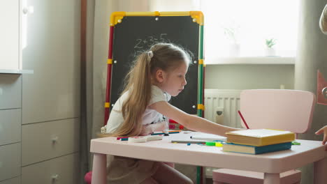 Niño-Juguetón-Salta-Hacia-Su-Hermana-Revisando-La-Tarea-En-Clase