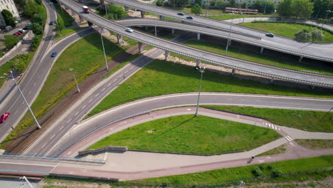 la toma reveladora presenta una vista cautivadora de la intrincada red de carreteras de gdansk