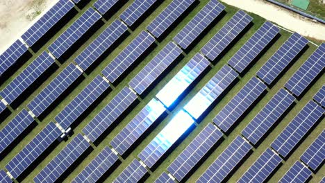 paneles solares azules. fuente de energía limpia verde alternativa. vista aérea de arriba