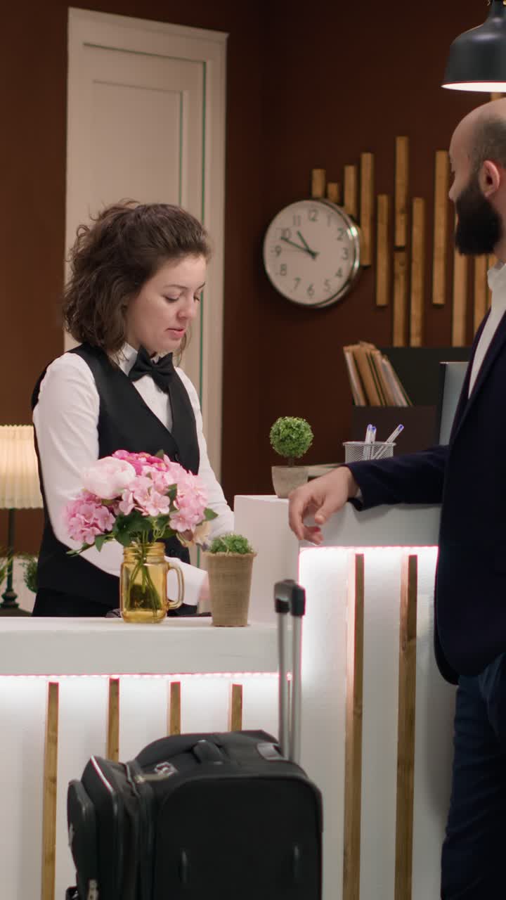 Servizio concierge video verticale che presenta i servizi dell’hotel