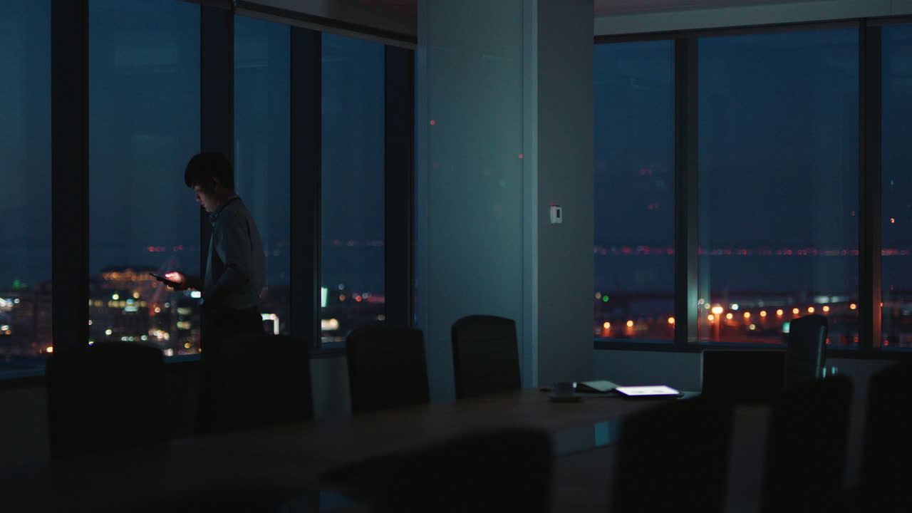 empresario asiático trabajando hasta tarde usando una computadora portátil en la oficina gerente de proyectos haciendo una lluvia de ideas para la empresa centrado en la fecha límite