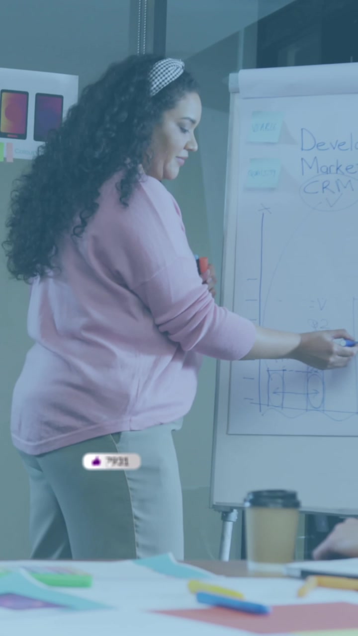 Animazione di icone di social media ed elaborazione di dati su diversi professionisti in ufficio
