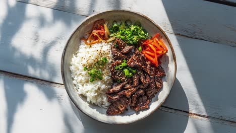 delicioso tazón de arroz de carne de res coreano