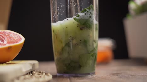 mezclar un jugo verde con una batidora de mano en cámara lenta