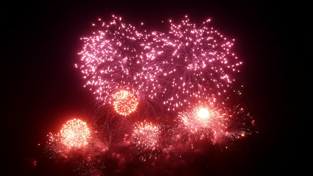 새해, 크리스마스 및 다른 휴일에 대한 밤의 불꽃놀이 전시.