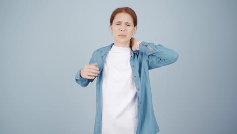 mujer enferma cuyos huesos duelen cuando estornuda.