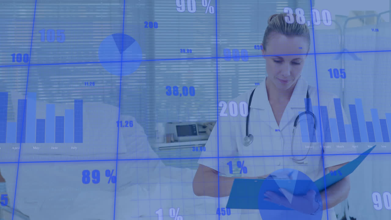 animación del procesamiento de datos sobre una doctora caucásica