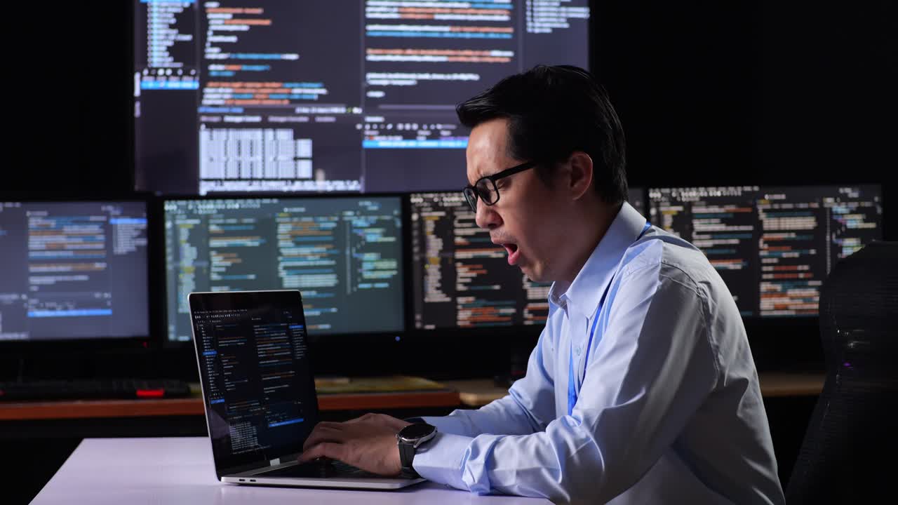 programador trabajando hasta tarde en la noche