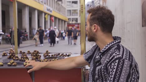 un joven vendedor ambulante.