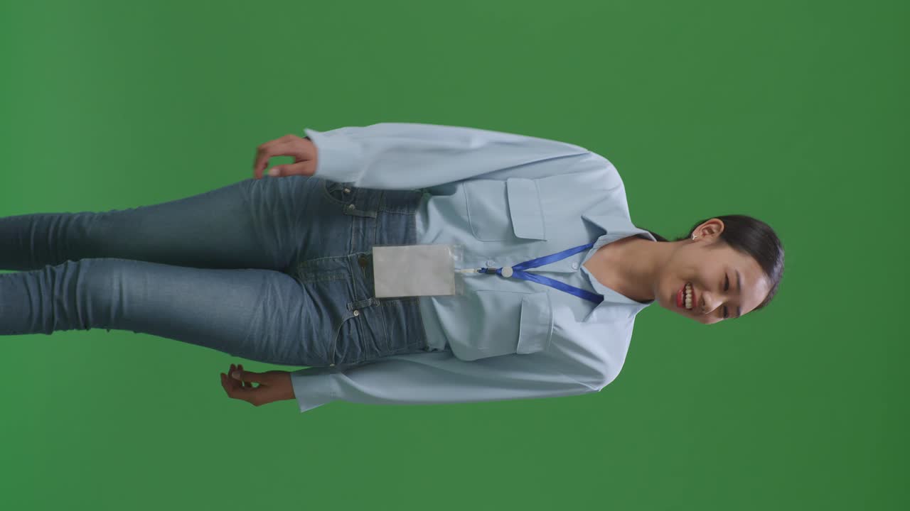 아시아 사업가 여성이 스튜디오에서 녹색 화면 배경에서 고 있습니다.