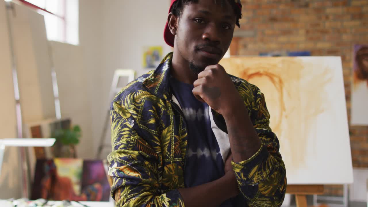 портрет задумчивого афроамериканского художника в студии художника