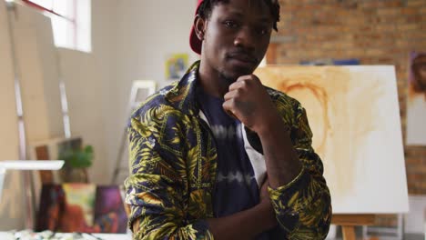 retrato de un pintor afroamericano pensativo en el estudio de un artista