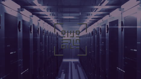 escáner de código qr contra la sala de servidores vacía