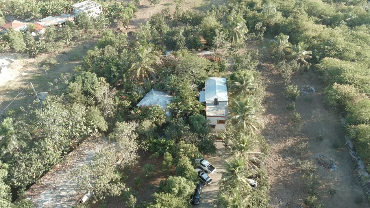 landlig gård omgitt av vegetasjon av mal nombre, santo domingo i dominikanske republikk