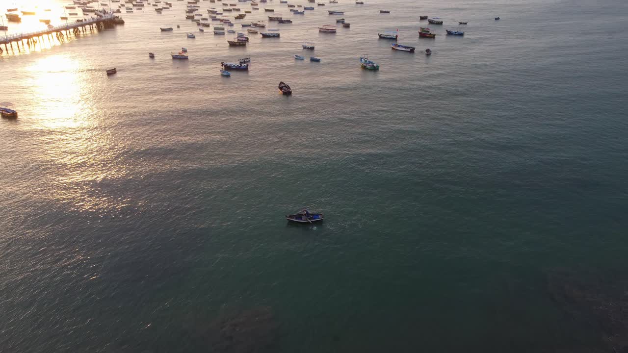 video de drones de un bote remando en el océano