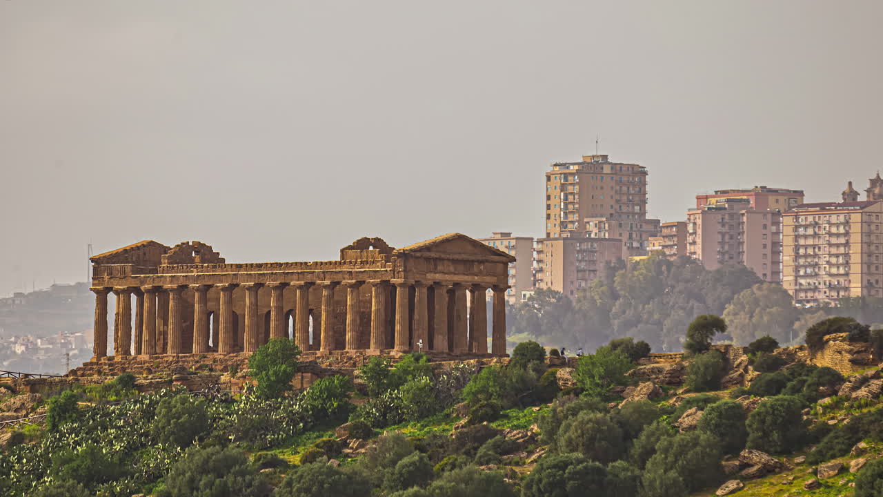 antiguo templo de segesta y la ciudad moderna en el fondo, vista de distancia