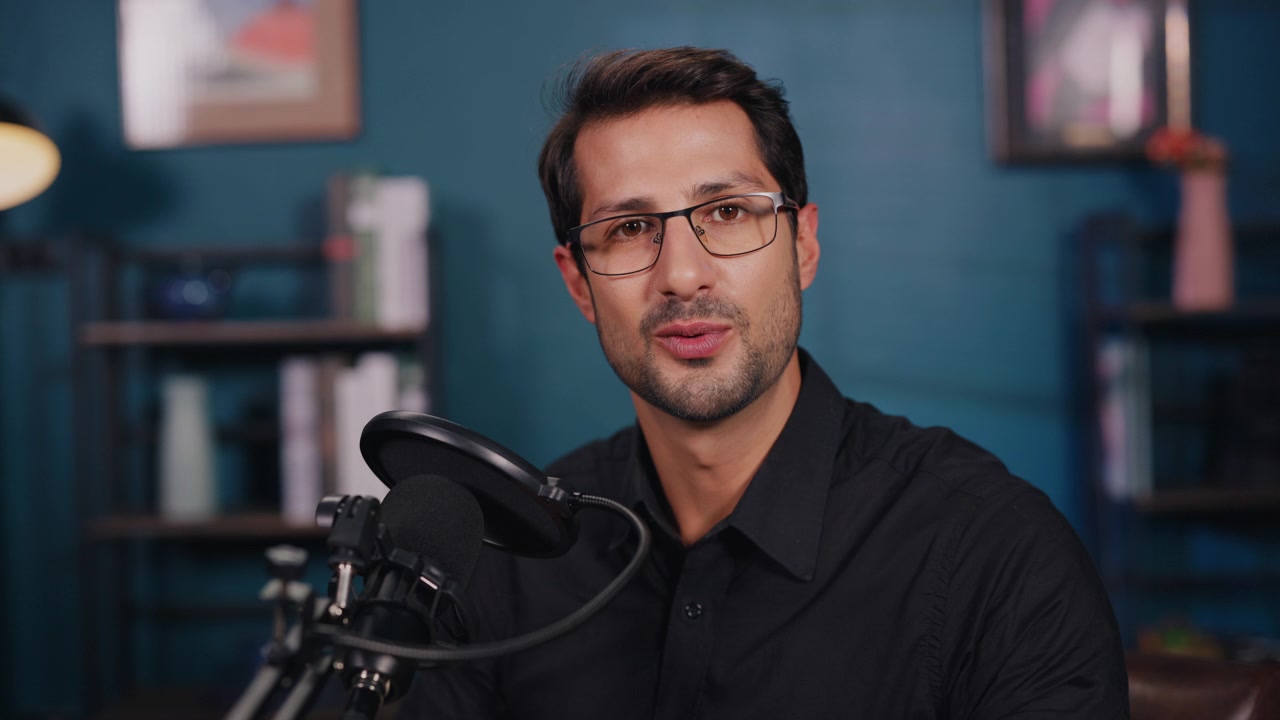Homem Profissional Falando ao Microfone em Ambiente de Estúdio