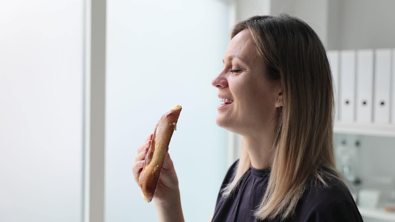 Donna che annusa e si gode un dolce appena sfornato