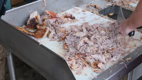 hombre cortando barbacoa con un cuchillo grande