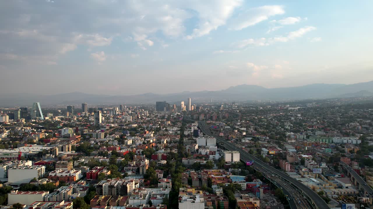 tomada frontal del sur de la ciudad de méxico en la zona de mixcoac