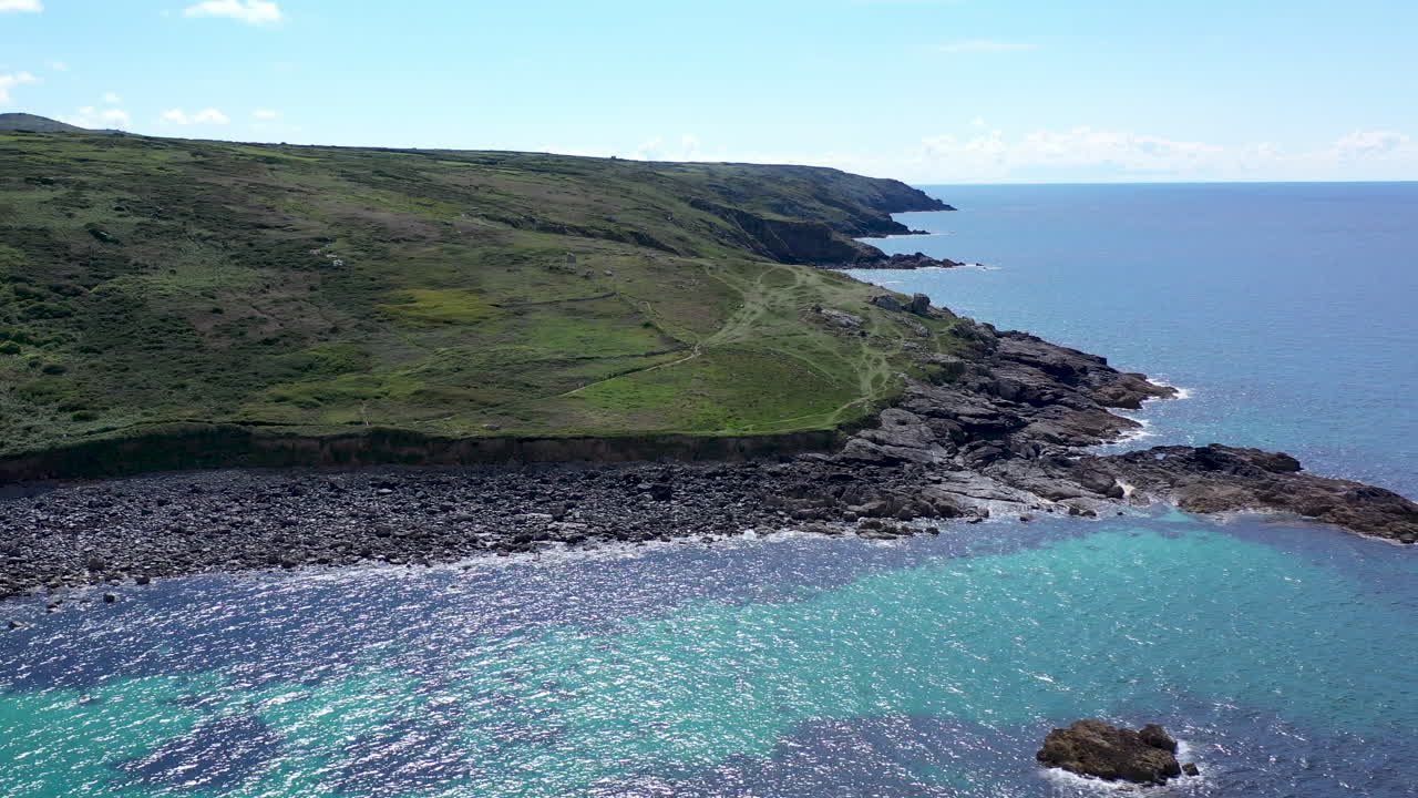 vista aérea de drones alrededor de la costa en st ives cornwall
