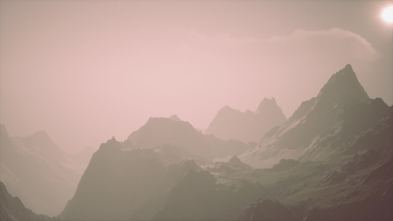 해가 지면 안개가 가득한 산맥