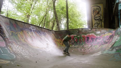 kaukasischer junge skateboardet im park.