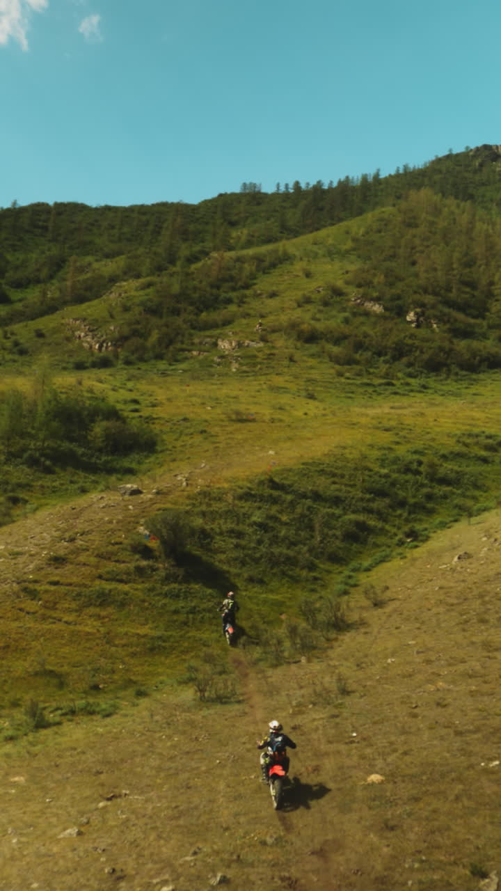 las laderas son testimonio de la intensidad de la competencia. las maniobras de los corredores profesionales reflejan una mezcla de estrategia y fuerza bruta. los desafíos de los cursos de las tierras altas