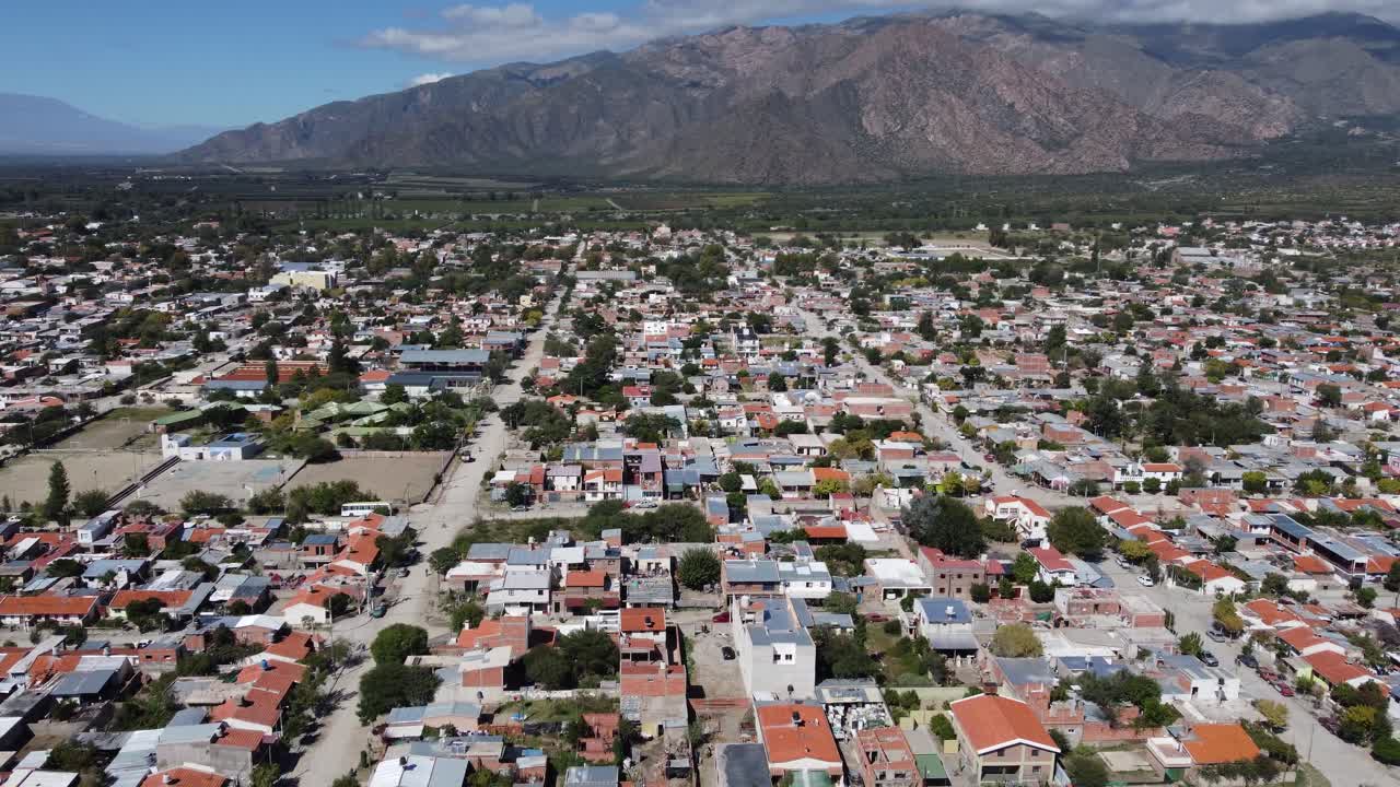 paso aéreo bajo: ciudad de cafayate en la meseta montañosa, argentina
