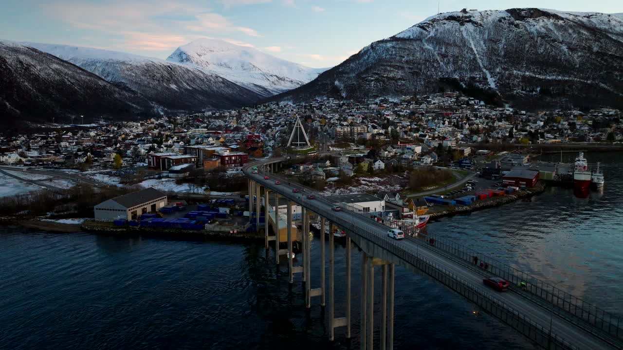 Der Verkehr auf der Tromsø-Stadtbrücke fließt in Richtung der berühmten Arktischen Kathedrale, Luftaufnahme