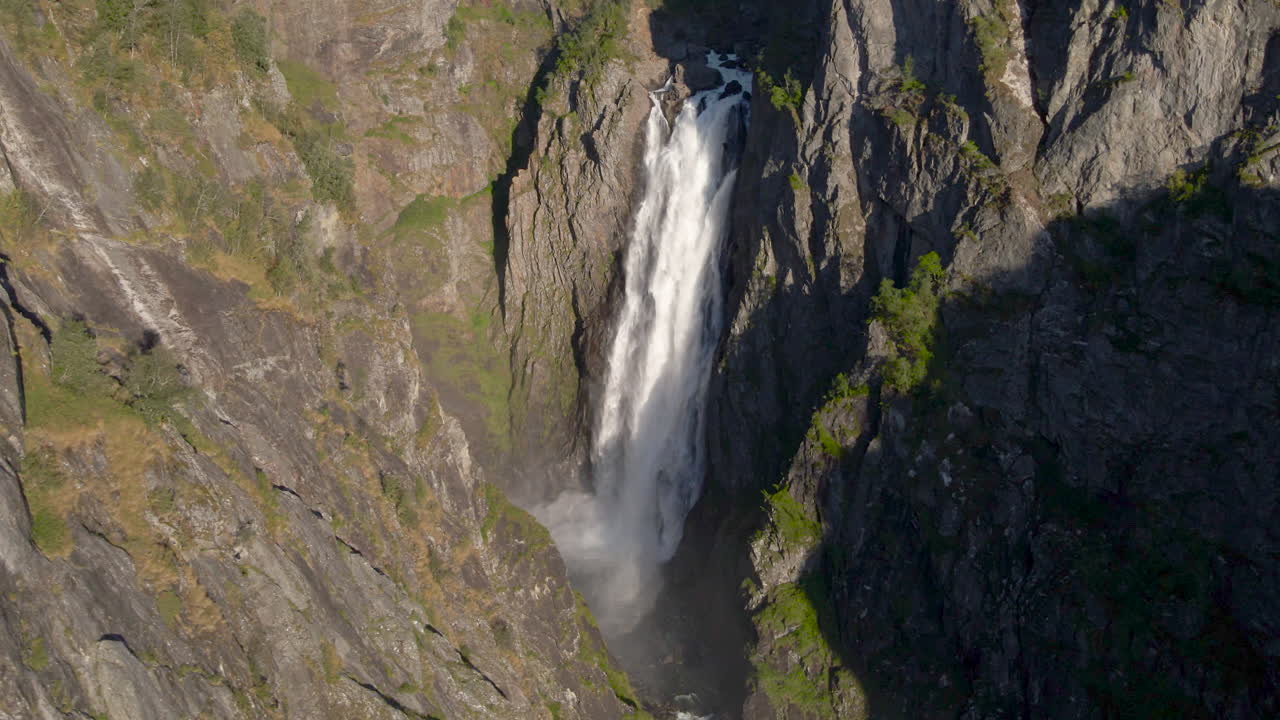 hermosa toma cinematográfica de drones de una cascada en un valle de montaña, noruega