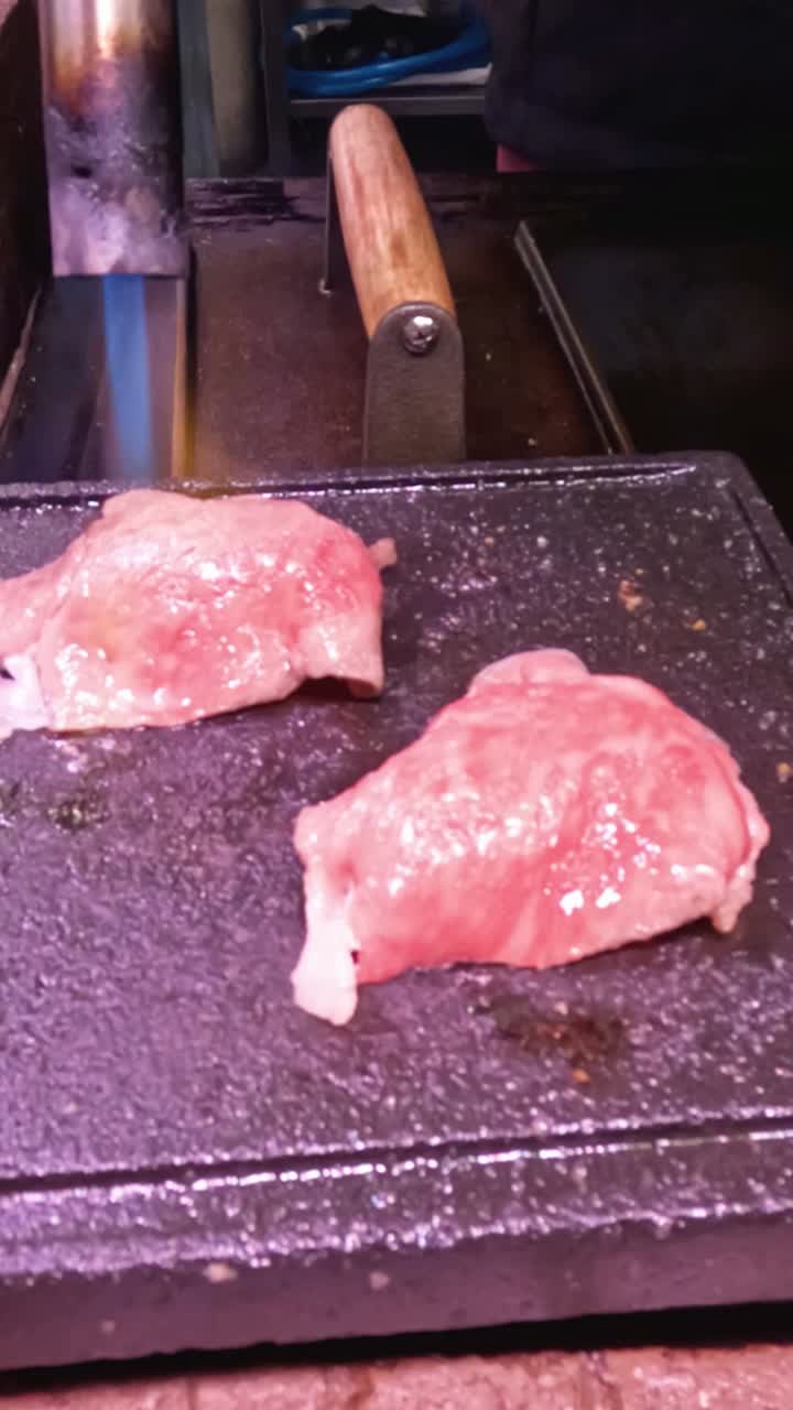 그릴에서 고기를 요리하는 데 사용되는 불꽃