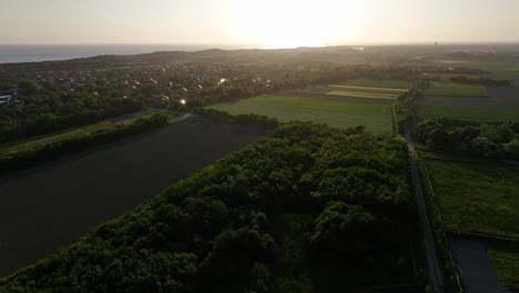 Vista-Aérea-De-Drones-Al-Atardecer