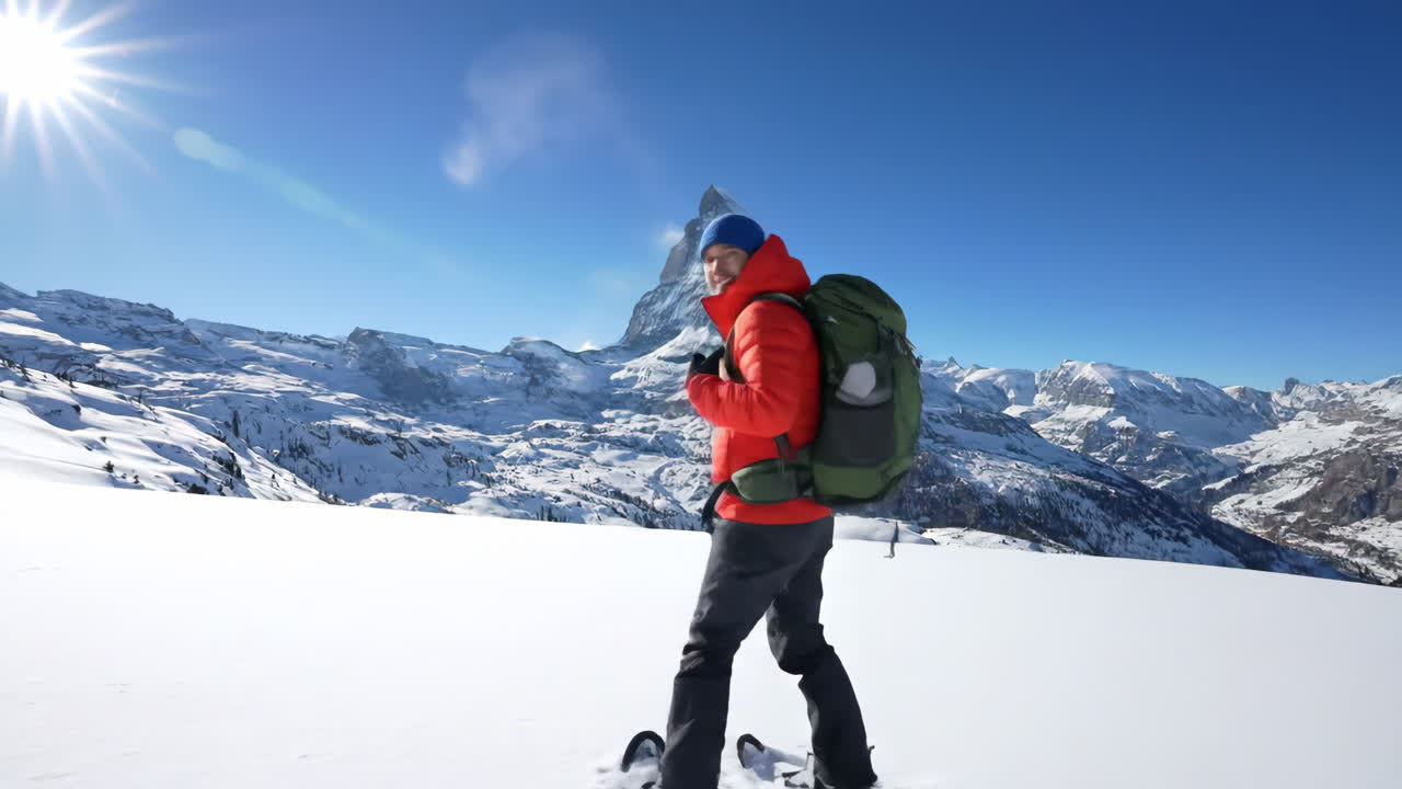 Uomo che fa escursionismo tra le montagne innevate