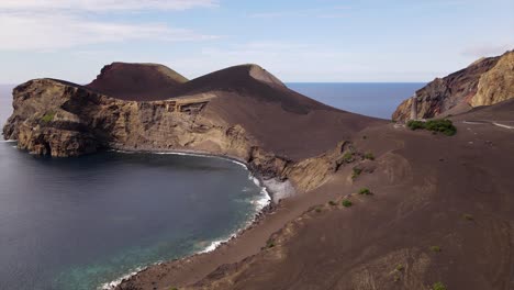 faro de ponta dos capelinhos en las islas volcánicas portuguesas de las azores en el océano atlántico norte-1