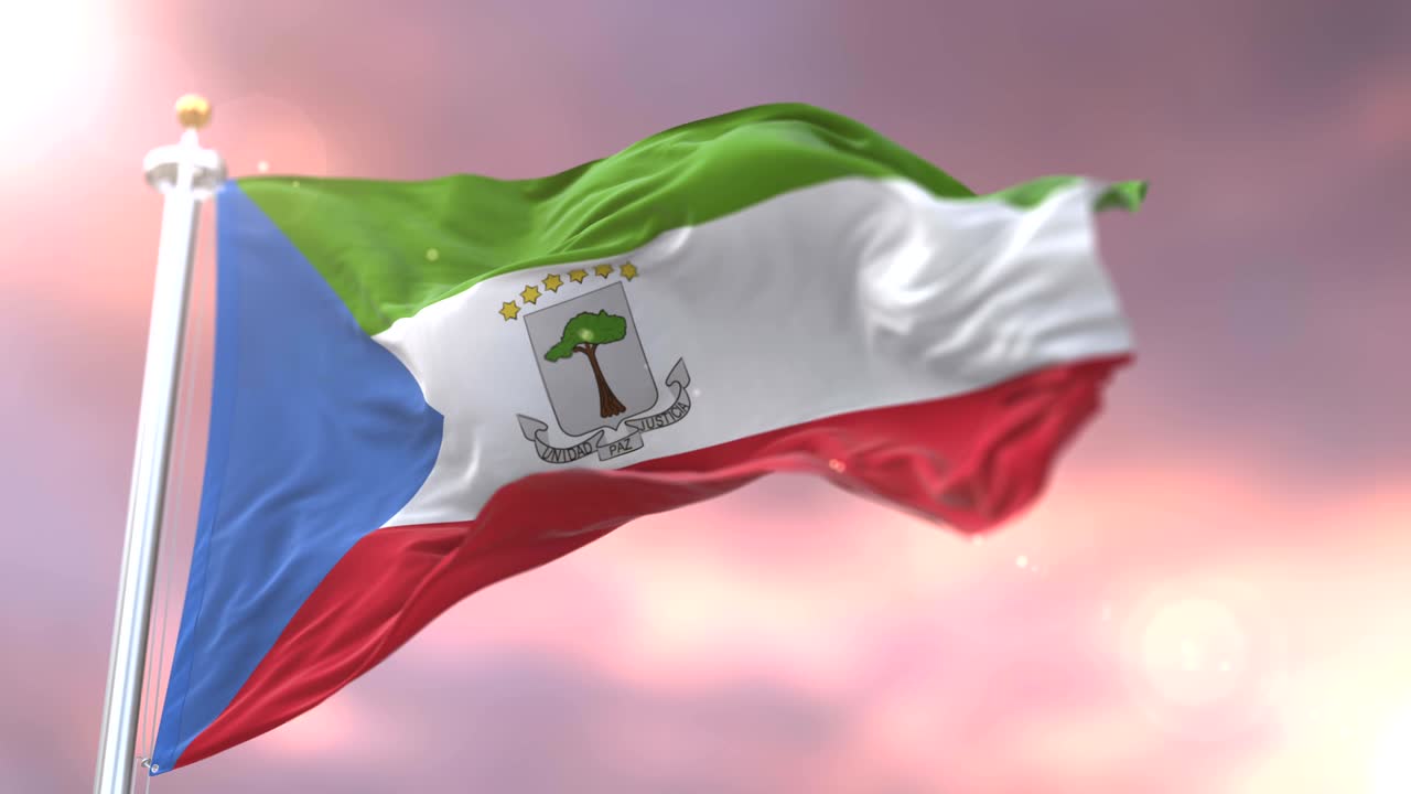 적도 기니의 발이 서서히 회전하면서 해가 지는 동안 바람에 흔들리고 있습니다.