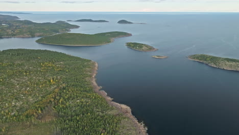 Bewaldete-Inseln-An-Der-Idyllischen-Schwedischen-Küste-Im-Herbst