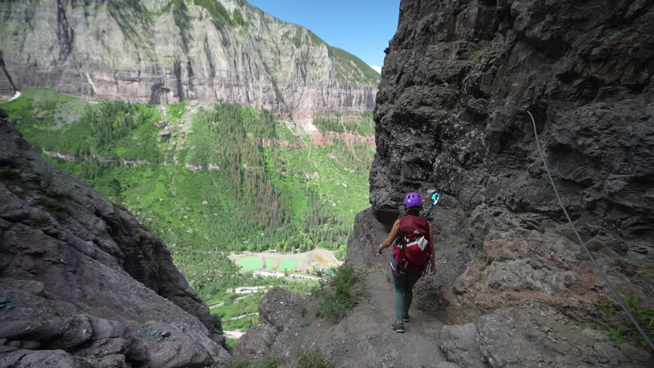 vista trasera de una escaladora en la ruta de escalada via ferrata en telluride, colorado, ee.uu.