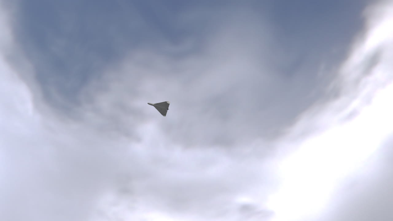 Pequeno Drone Kamikaze Shahed 136 Passando Acima com Fundo de Céu Azul e Nuvens. Animação 3D realista. VANT Veículo Aéreo Não Tripulado. Guerra de Tecnologia Moderna no Ar. Aeronave de Combate