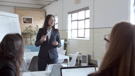 Joven-Empresaria-Profesional-Haciendo-Presentación