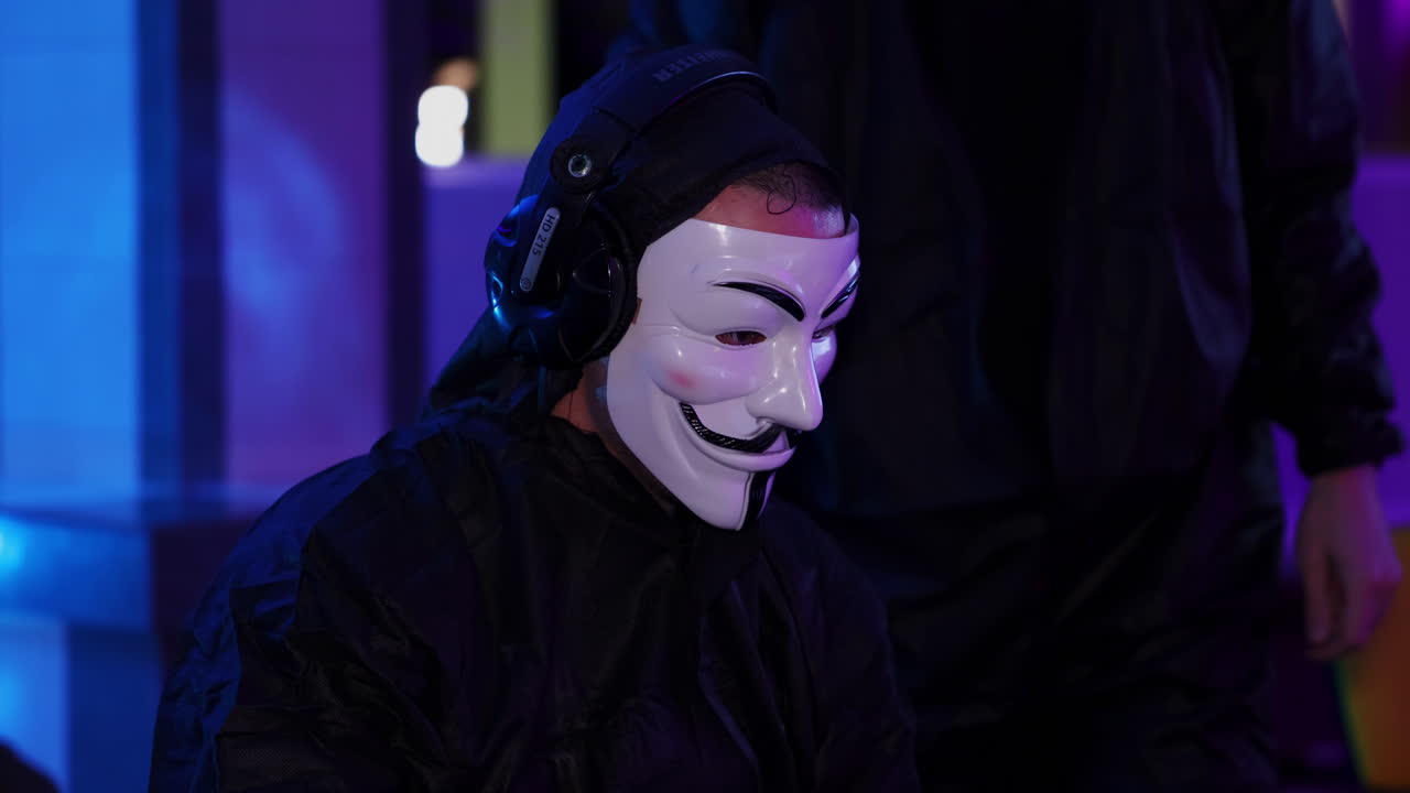 persona con máscara anónima y auriculares