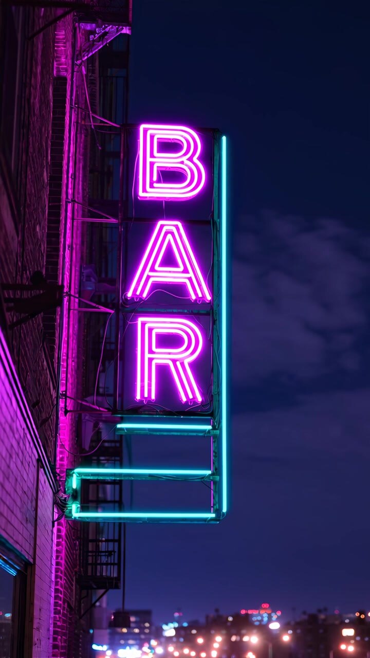 Time-lapse di un'insegna al neon retrò di un bar di notte