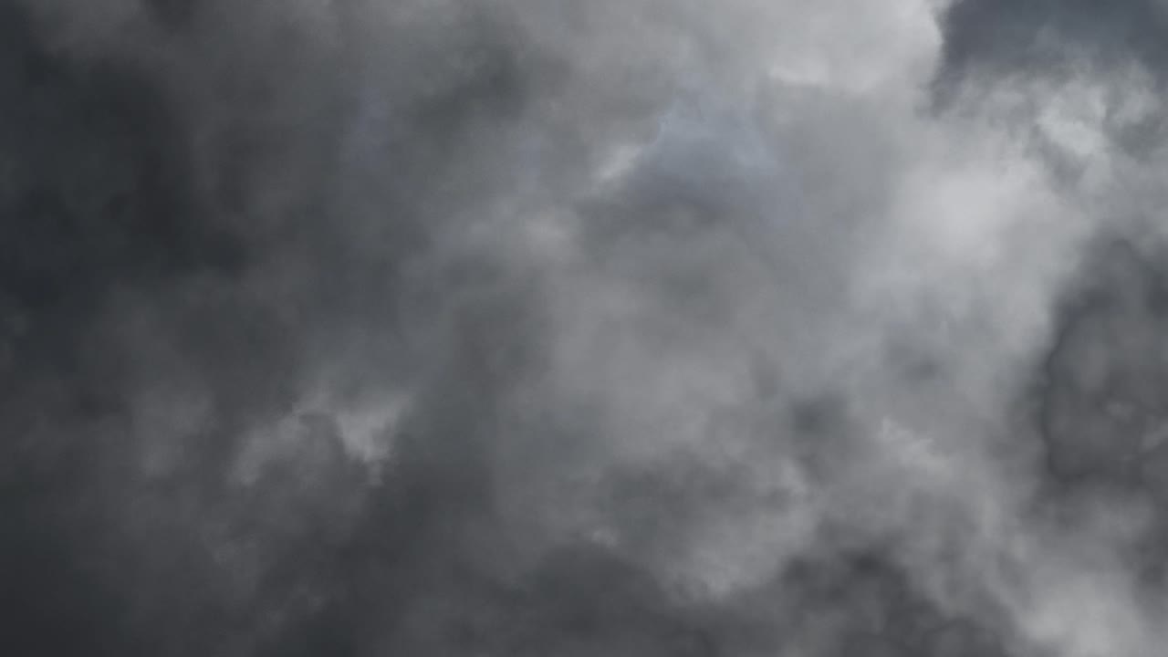 배경으로 어두운 구름에서 번개의 방출