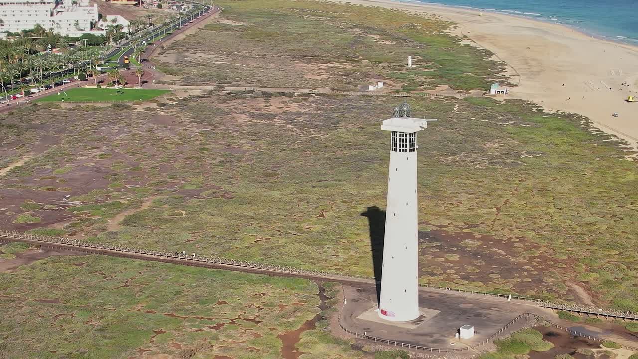 Vista aerea di Fuerteventura con faro e paesaggio della spiaggia in Spagna