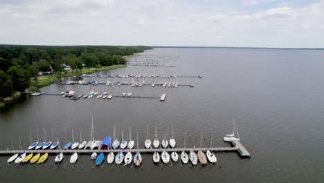 Imágenes-De-Drones-De-Veleros-En-Puertos-En-Mardorf,-Lago-Steinhuder-Meer