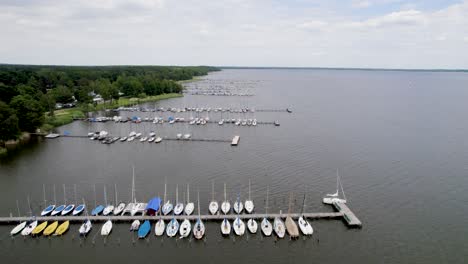 imágenes de drones de veleros en los puertos de mardorf, lago steinhuder meer