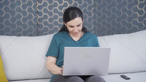 Frau-Schaut-Sich-Mit-Glücklichem-Gesichtsausdruck-Einen-Film-Auf-Dem-Laptop-An.