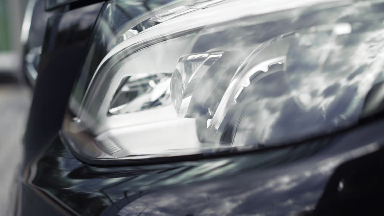 primer plano de los faros de los automóviles