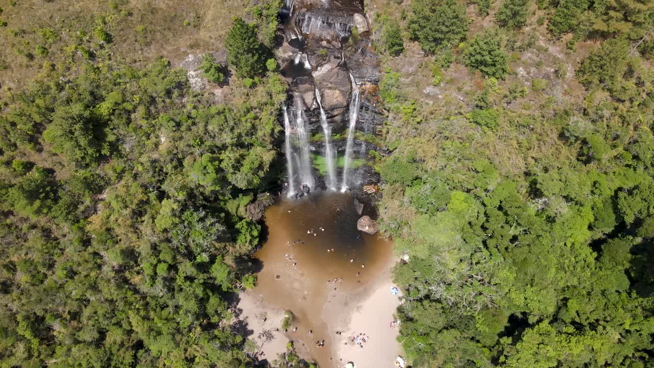 vista aérea de un río cascada y gente refrescándose en el verano